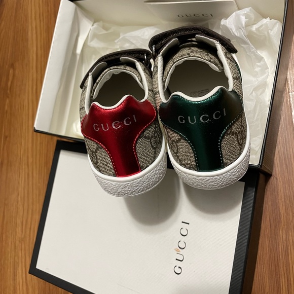 GUCCI - Picture 1 of 4